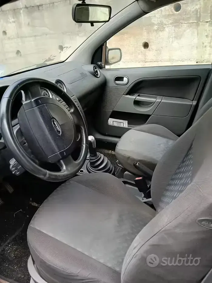 Usata Ford Fiesta 70 CV (51 kW) 2002 Grigio Utilitaria