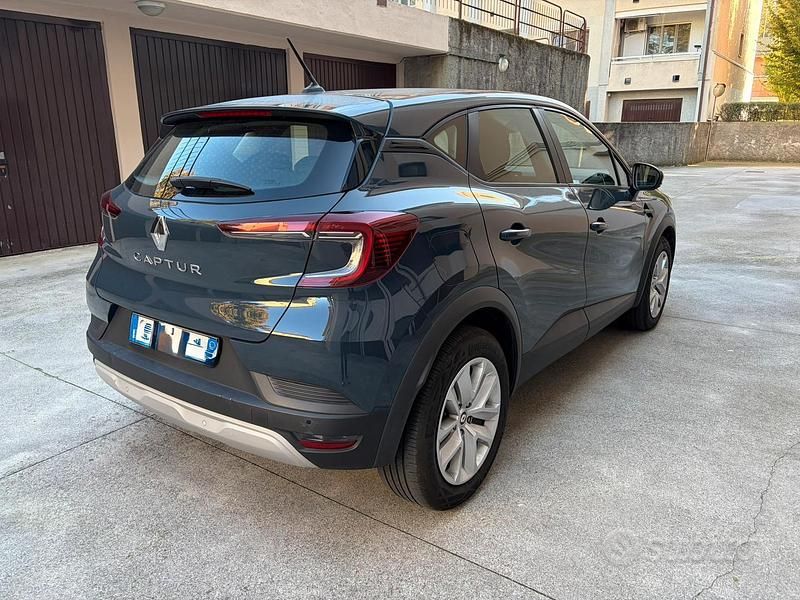 Usata Renault Captur Zen 100 CV (73 kW) 2022 Grigio SUV