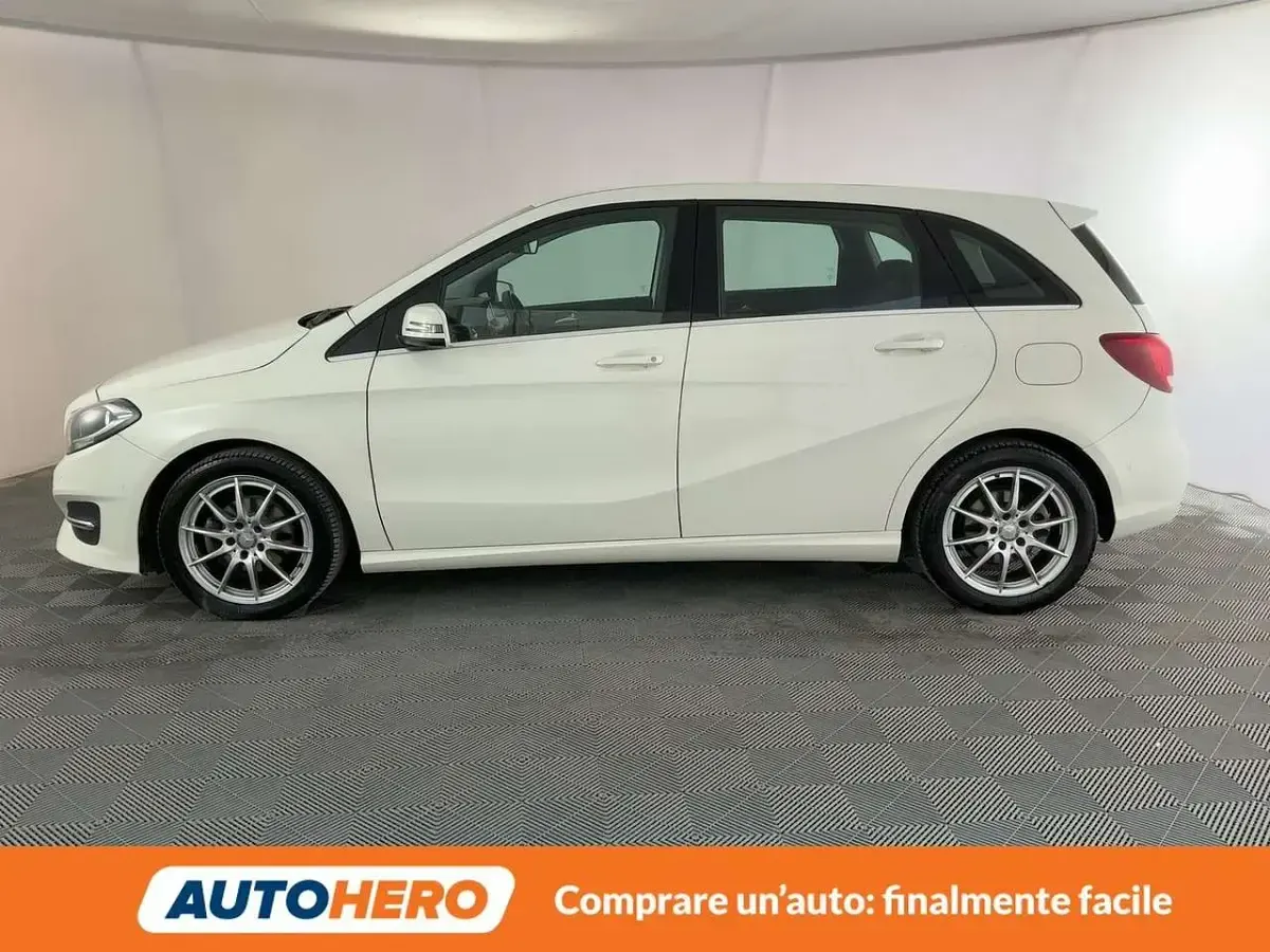 Käytetty Mercedes B180 AMG 110 HP (80 kW) 2016 Valkoinen Tila-auto