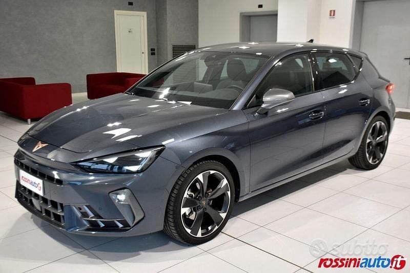 Grigio Usata 2025 Cupra Leon Tre volumi | 30.400 € (Buon prezzo) - Immagine 1/4