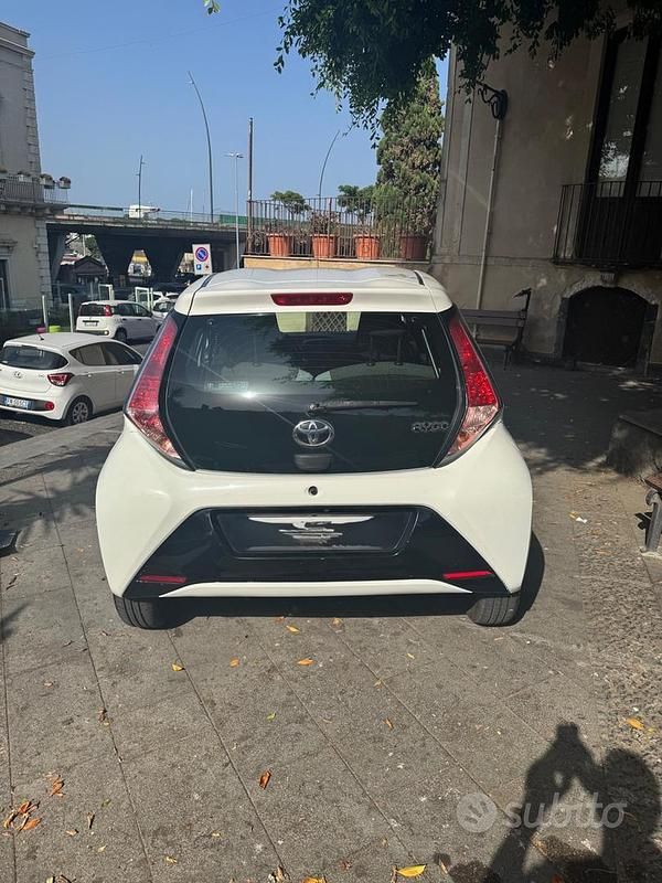 Usata Toyota Aygo X-play 69 CV (50 kW) 2015 Bianco Utilitaria