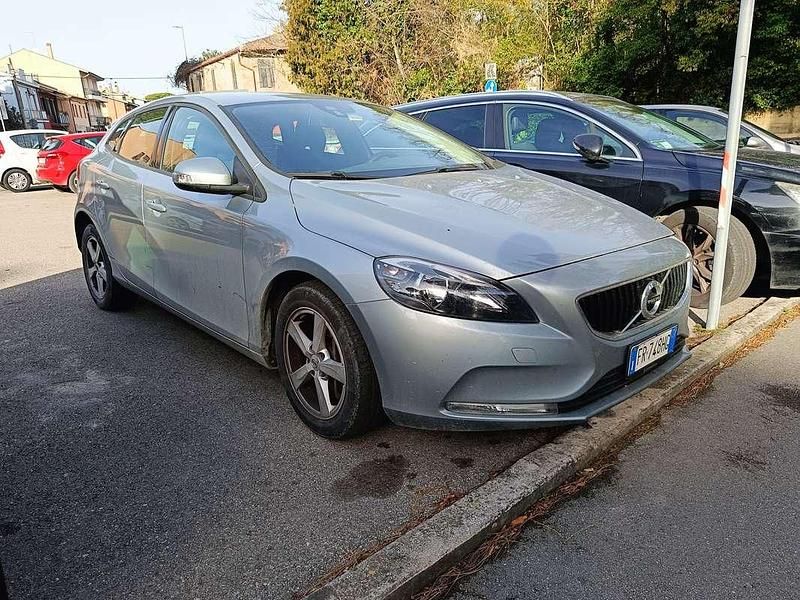 Argento Usata 2018 Volvo V40 Kinetic Station wagon | 11.500 € (Buon prezzo) - Immagine 1/4