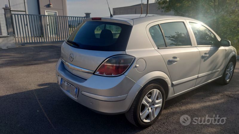 Usata Opel Astra 115 CV (84 kW) 2009 Grigio Berlina