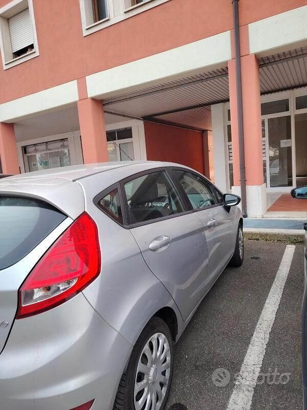 Usata Ford Fiesta 95 CV (69 kW) 2013 Grigio Utilitaria