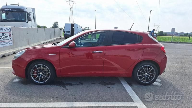 Usata Alfa Romeo Giulietta Distinctive 120 CV (88 kW) 2015 Rosso Utilitaria