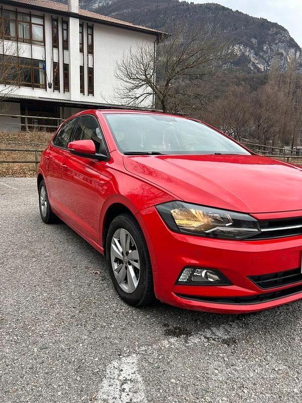 Rosso Usata 2017 VW Polo Comfortline Tre volumi | 10.500 € (Buon prezzo) - Immagine 1/4
