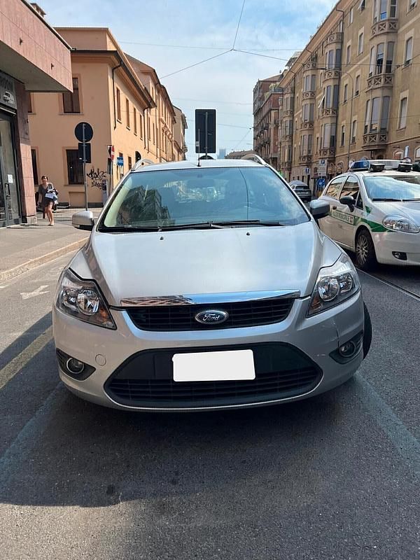 Usata Ford Focus 115 CV (84 kW) 2010 Grigio Station wagon