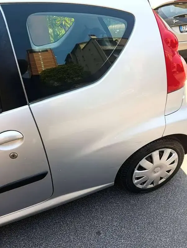 Usata Peugeot 107 68 CV (50 kW) 2006 Argento Utilitaria