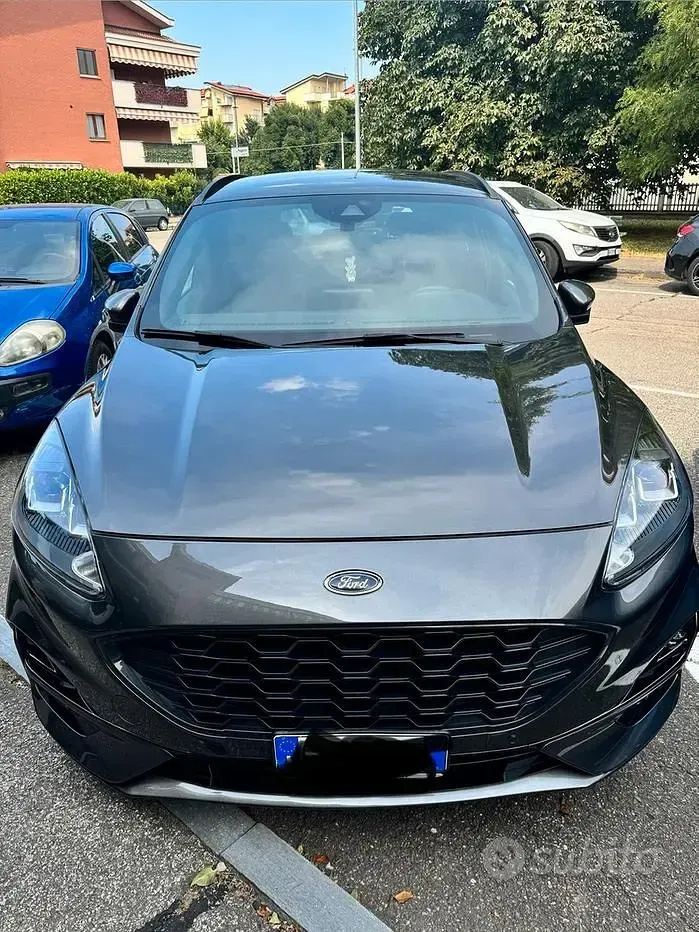 Usata Ford Kuga 120 CV (88 kW) 2022 Grigio SUV