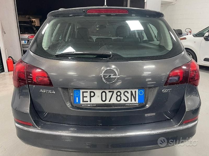 Usata Opel Astra Cosmo 110 CV (80 kW) 2013 Grigio Berlina