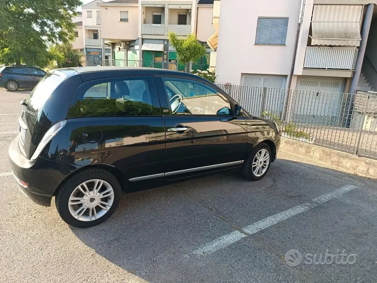 Usata Lancia Ypsilon 95 CV (69 kW) 2012 Nero Utilitaria