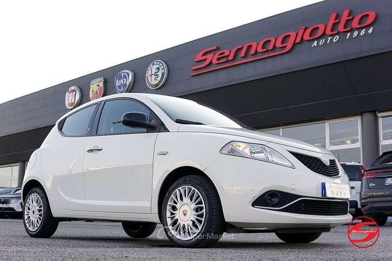 Bianco neve Usata 2017 Lancia Ypsilon Gold Due volumi | 9990 € (Buon prezzo) - Immagine 1/4