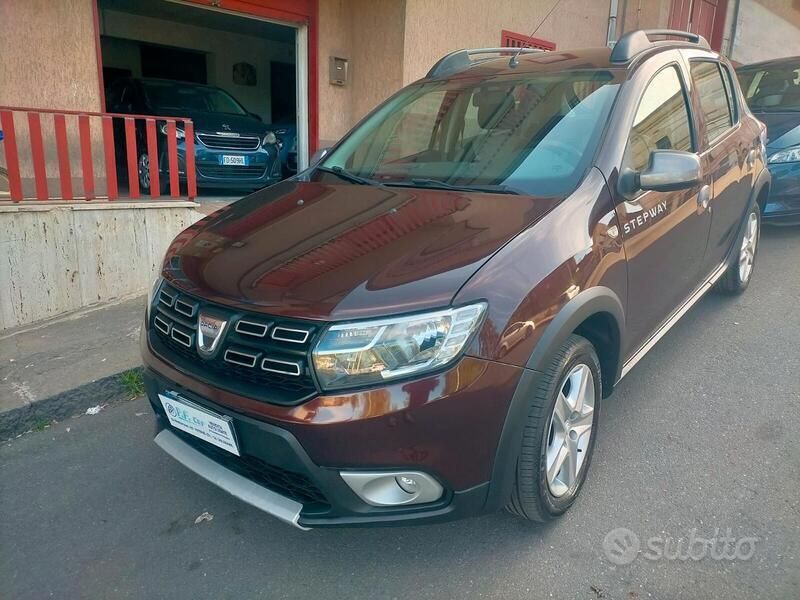 Usata Dacia Sandero Stepway 90 CV (66 kW) 2017 Rosso Utilitaria