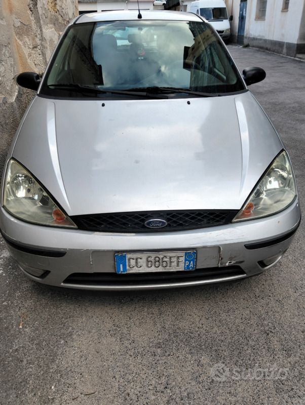 Grigio Usata 2002 Ford Focus Tre volumi | 1600 € (Buon prezzo) - Immagine 1/4