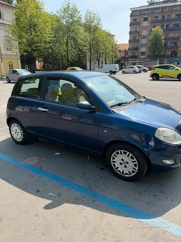Usata Lancia Ypsilon 70 CV (51 kW) 2004 Blu Utilitaria