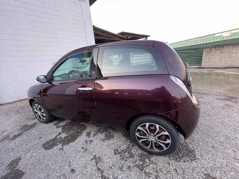 Usata Lancia Ypsilon 60 CV (44 kW) 2009 Viola Utilitaria