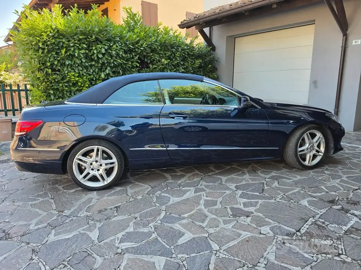 Usata Mercedes E220 170 CV (125 kW) 2015 Bluazzurro Cabrio