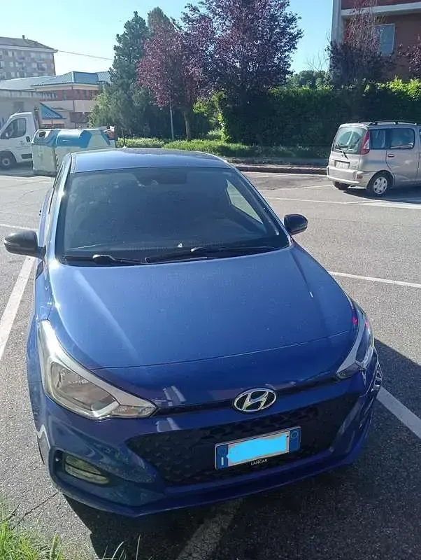 Usata Hyundai i20 Comfort 77 CV (56 kW) 2020 Blu/azzurro Utilitaria