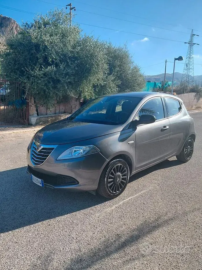 Usata Lancia Ypsilon Gold 69 CV (50 kW) 2016 Grigio Utilitaria