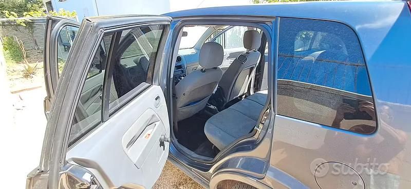 Usata Ford Fusion 58 CV (42 kW) 2004 Grigio Utilitaria