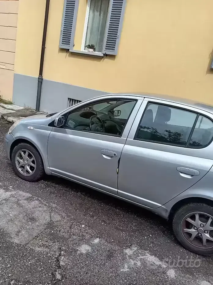 Usata Toyota Yaris 68 CV (50 kW) 2005 Grigio Utilitaria