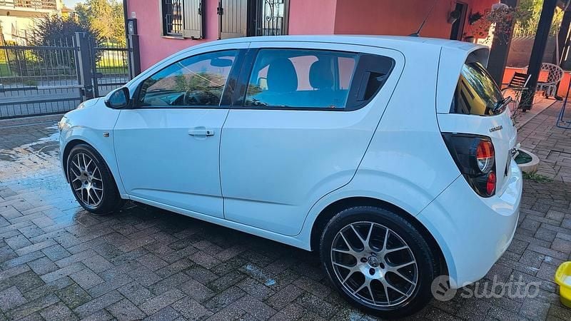 Bianco Usata 2011 Chevrolet Aveo Tre volumi | 3100 € - Immagine 1/4