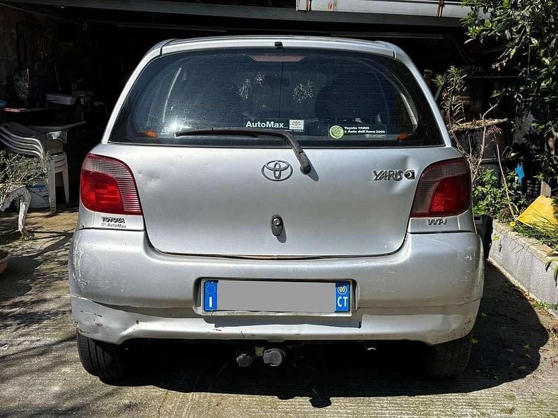 Begagnad Toyota Yaris Luna 86 HK (63 kW) 2000 Silver Sedan