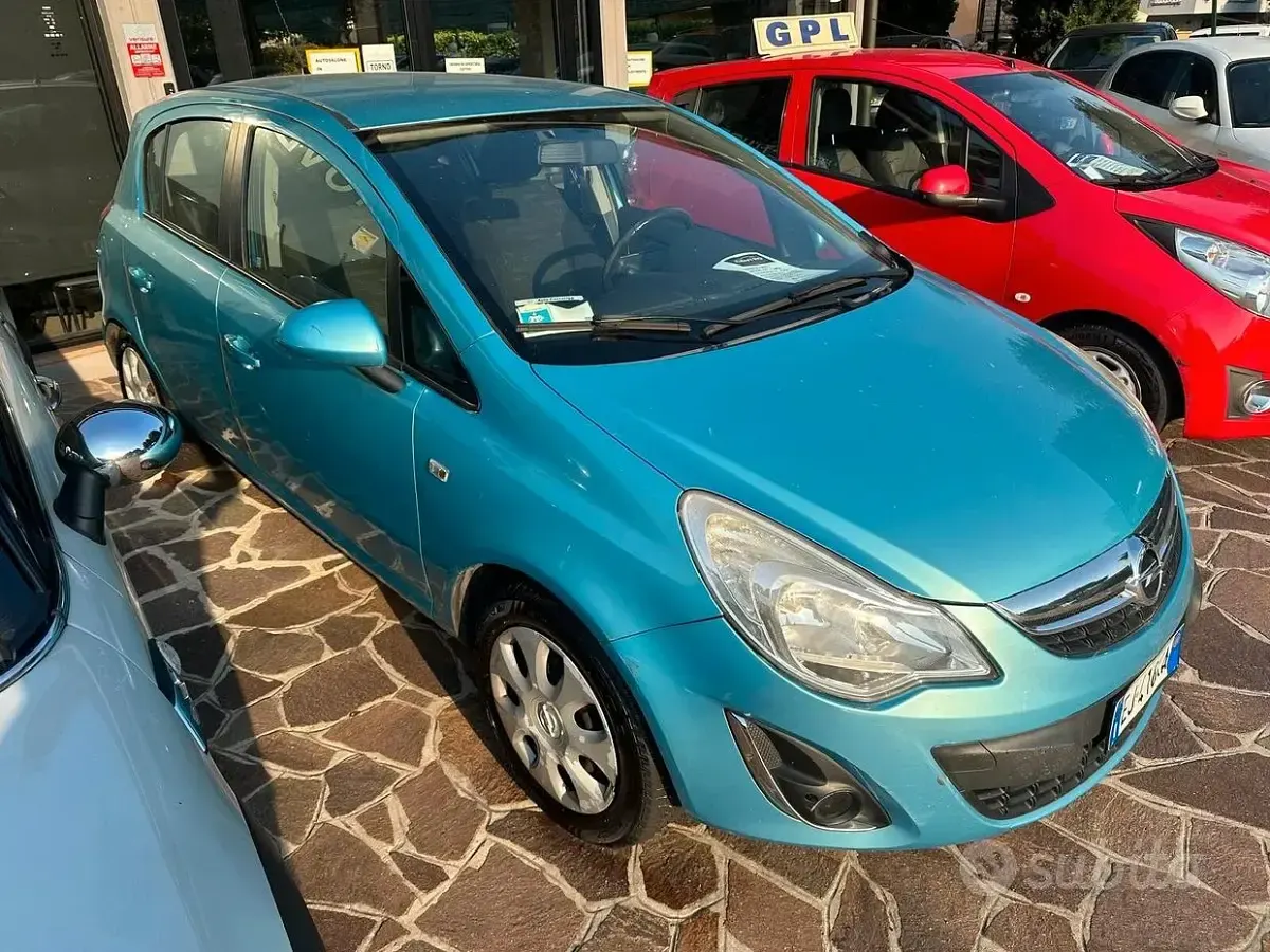 Usata Opel Corsa Cosmo 75 CV (55 kW) 2011 Utilitaria