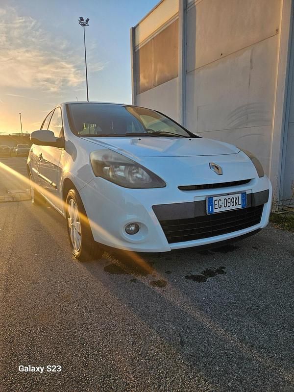 Usata Renault Clio II Luxe 74 CV (54 kW) 2011 Bianco Berlina