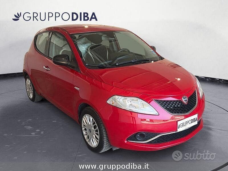 Usata Lancia Ypsilon Silver 69 CV (50 kW) 2017 Rosso Utilitaria