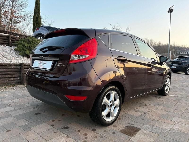 Usata Ford Fiesta Titanium 97 CV (71 kW) 2010 Marrone Utilitaria