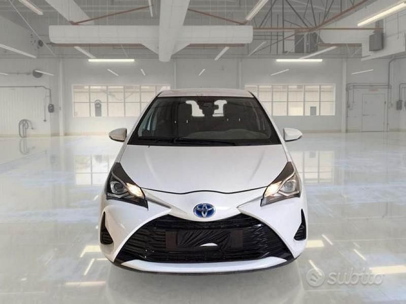 Usata Toyota Yaris Hybrid Business Edition 92 CV (67 kW) 2020 Bianco Berlina