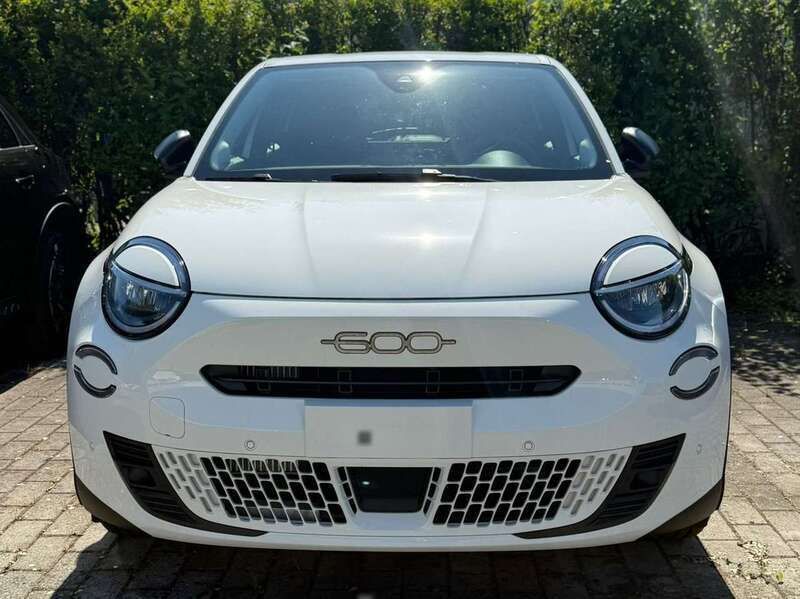 Usata Fiat 600 100 CV (73 kW) 2024 Beige