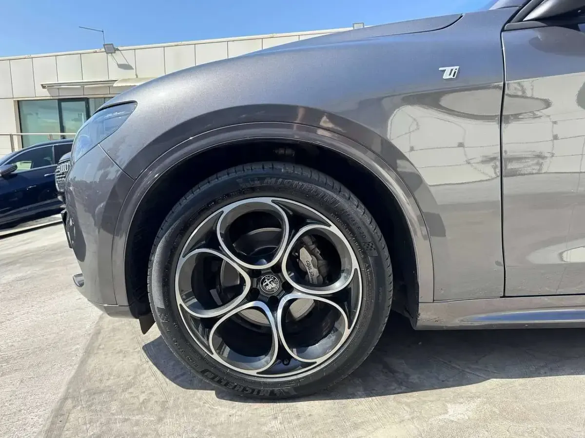 Usata Alfa Romeo Stelvio Ti 209 CV (153 kW) 2023 Grigio SUV