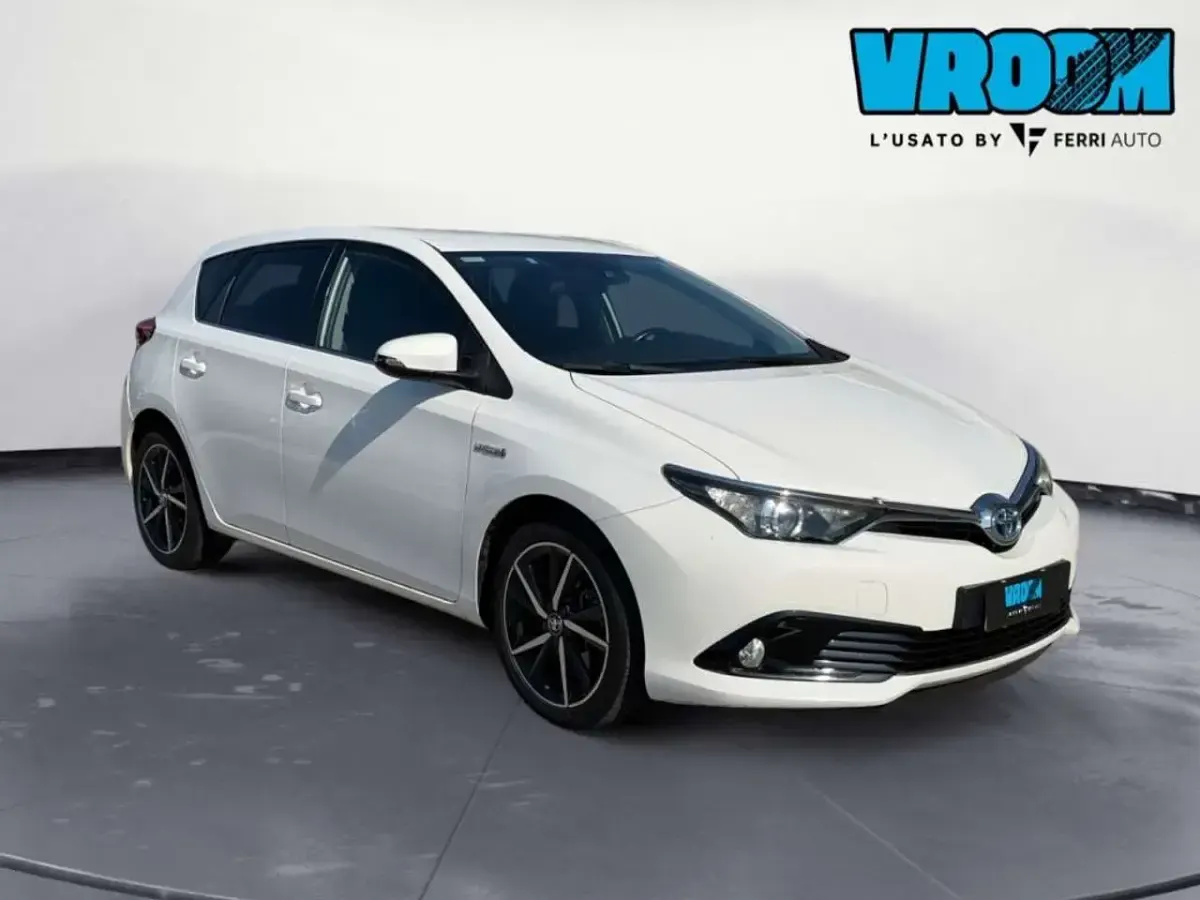 Usata Toyota Auris Hybrid Lounge 99 CV (72 kW) 2017 Bianco Berlina
