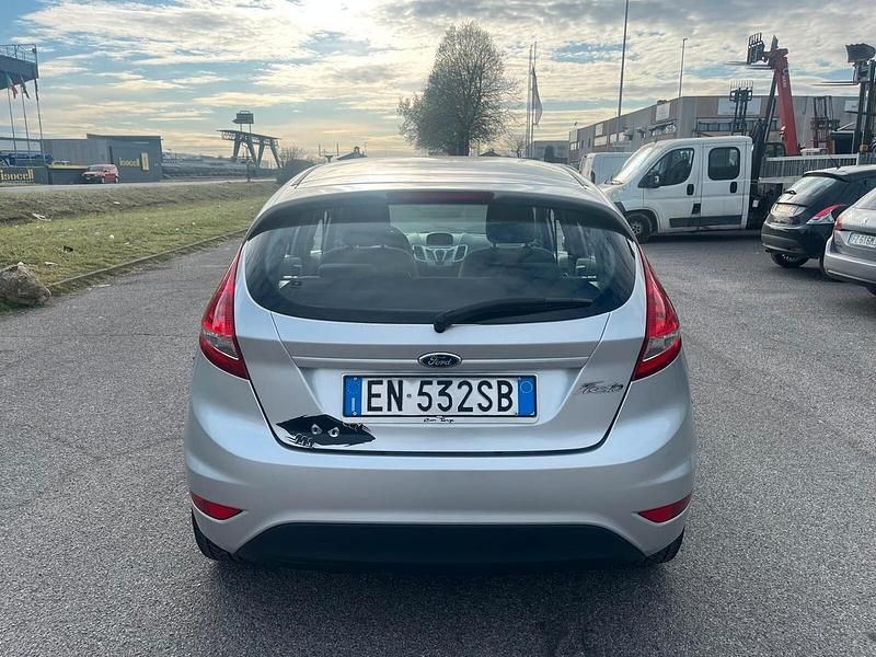 Usado Ford Fiesta Titanium 82 HP (60 kW) 2012 Prateado Citadino