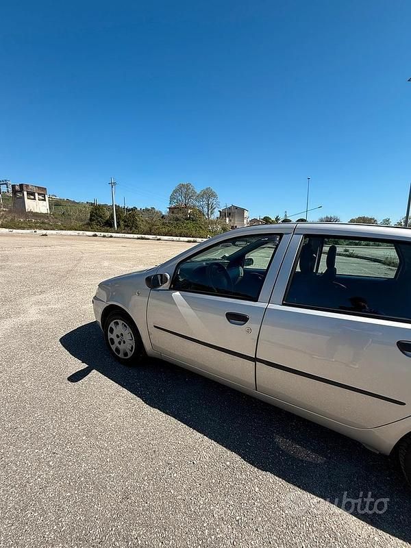 Usata Fiat Punto Active 60 CV (44 kW) 2002 Grigio Utilitaria