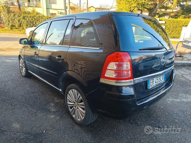 Usata Opel Zafira 110 CV (80 kW) 2011 Nero Monovolume