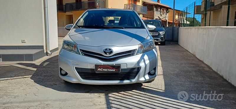 Usata Toyota Yaris Lounge 90 CV (66 kW) 2012 Grigio Utilitaria