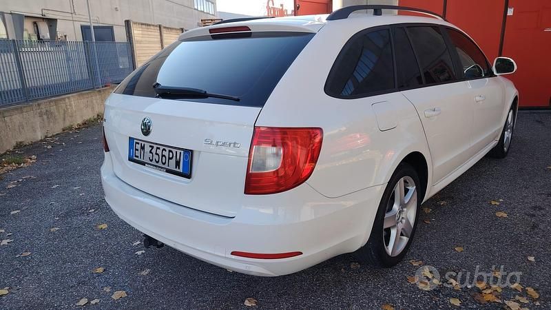 Usata Skoda Superb 140 CV (102 kW) 2013 Bianco Station wagon