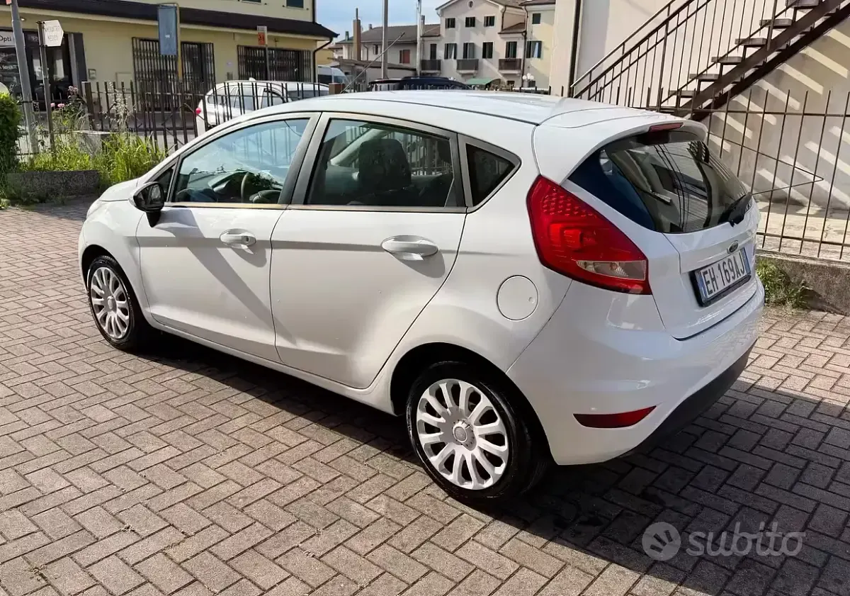 Usata Ford Fiesta 60 CV (44 kW) 2011 Bianco Berlina
