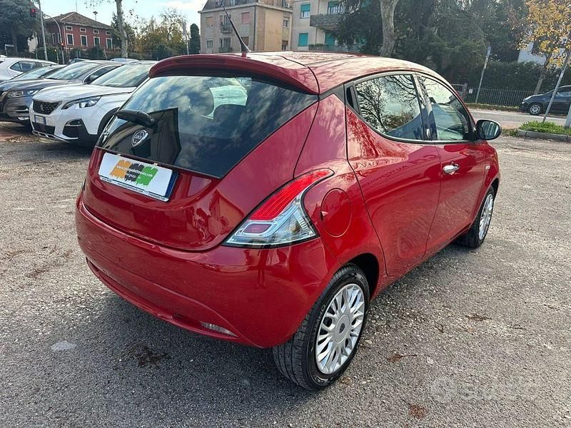 Usata Lancia Ypsilon Silver 69 CV (50 kW) 2017 Rosso Utilitaria