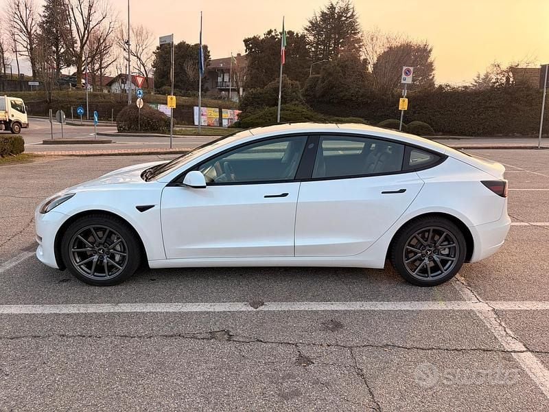 Usata Tesla Model 3 235 kW (320 CV) 2021 Bianco Berlina