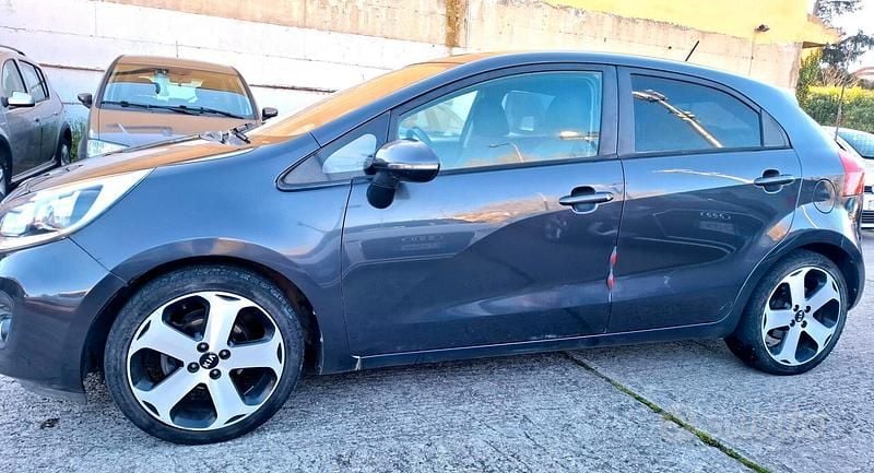 Usata Kia Rio Active 75 CV (55 kW) 2014 Grigio Berlina