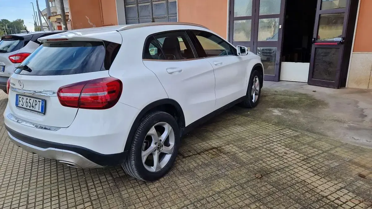Usata Mercedes GLA200 136 CV (100 kW) 2018 Bianco SUV