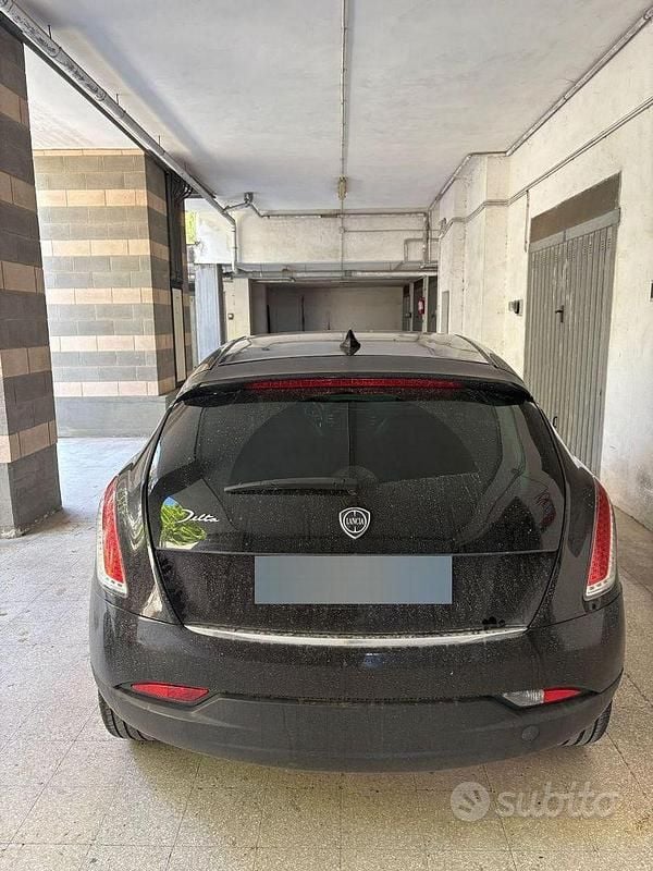 Usata Lancia Delta 120 CV (88 kW) 2012 Nero Utilitaria