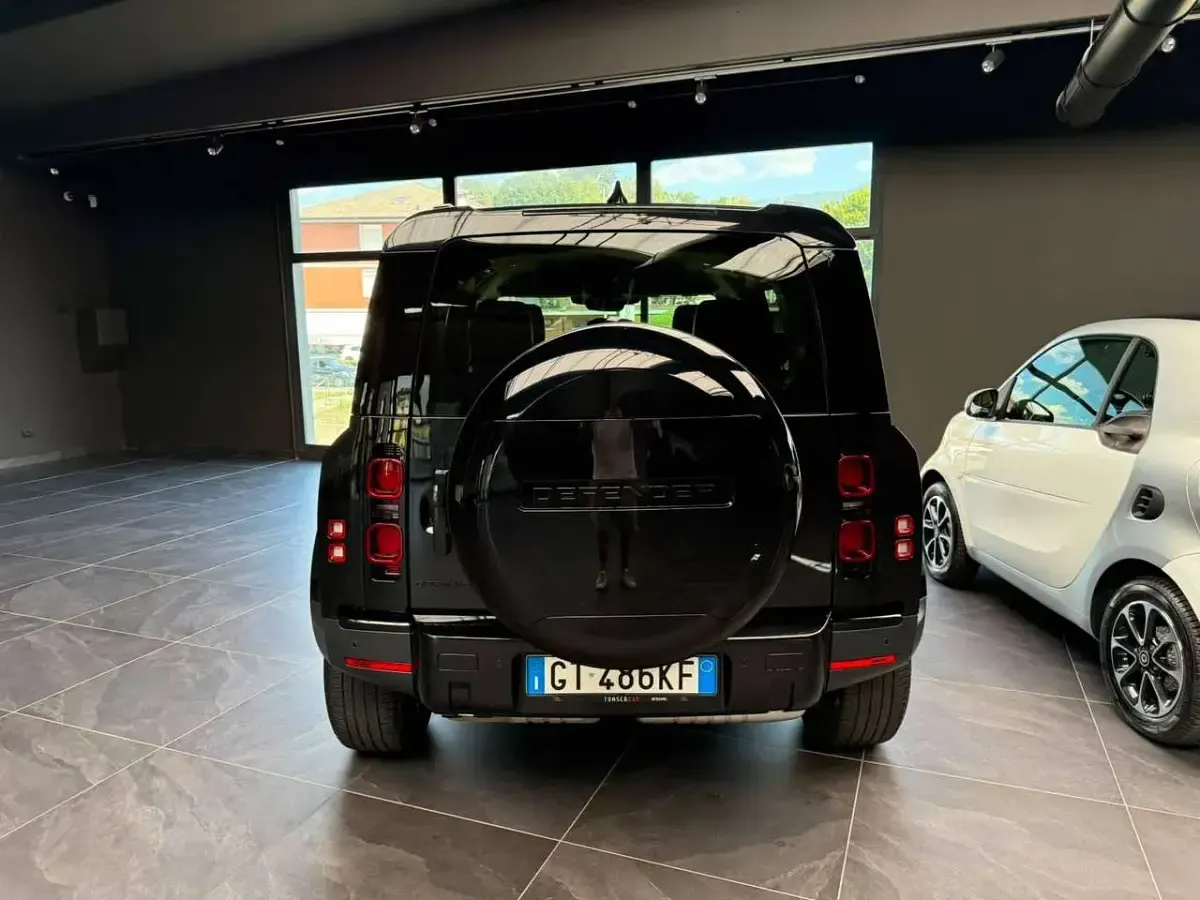 Usata Land Rover Defender SE 249 CV (183 kW) 2024 Nero santorini SUV