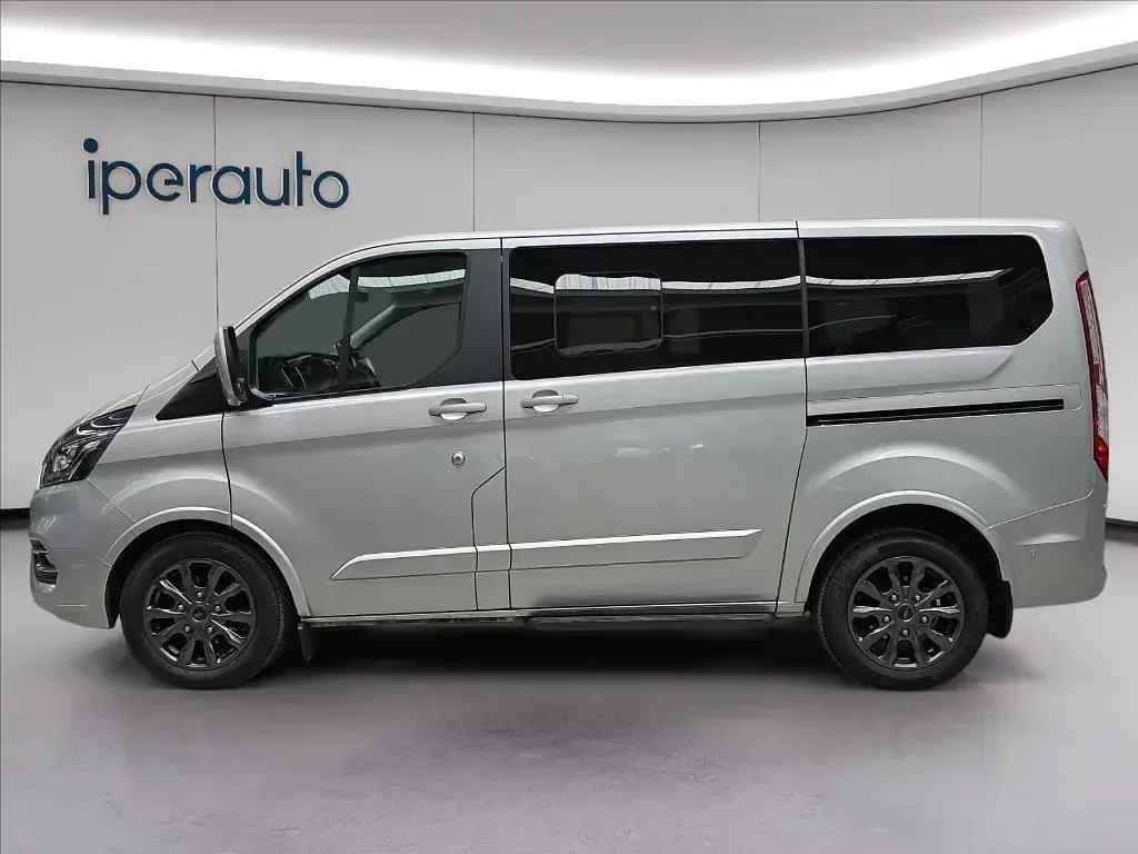 Usata Ford Tourneo Custom Titanium 131 CV (96 kW) 2022 Argento Furgone