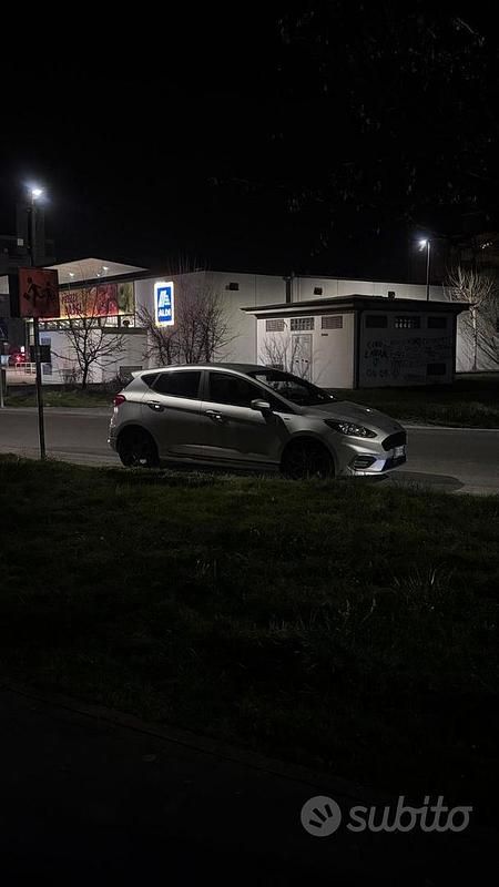 Usata Ford Fiesta 125 CV (91 kW) 2018 Grigio Utilitaria