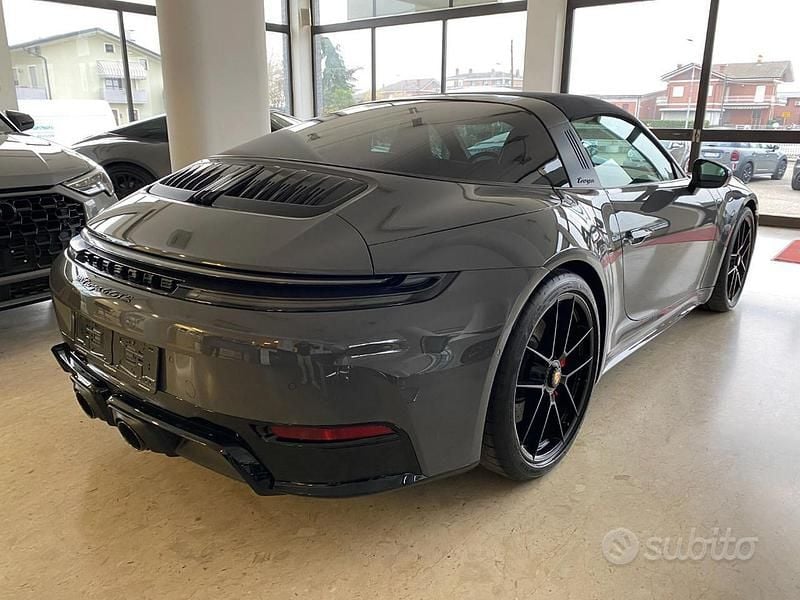 Begagnad Porsche 911 484 HK (355 kW) 2024 Grå Cab